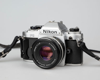 Appareil photo reflex Nikon FG 35 mm avec objectif 50 mm f1.8 et étui toujours prêt