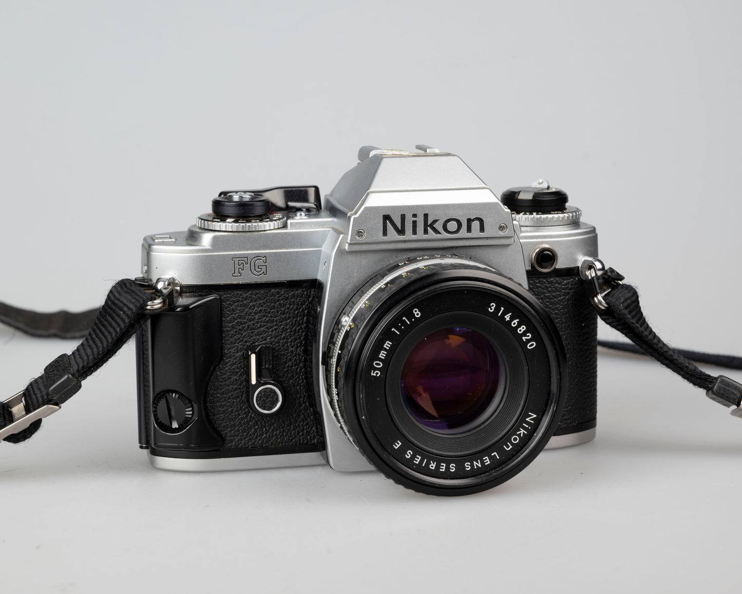 Appareil photo reflex Nikon FG 35 mm avec objectif 50 mm f1.8 et étui toujours prêt
