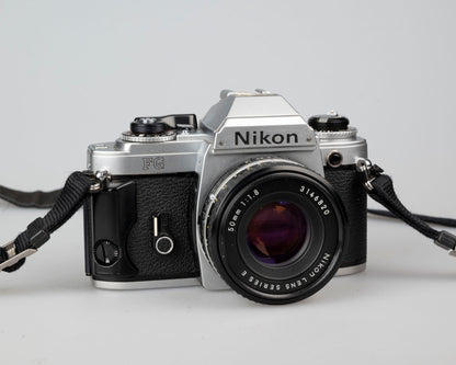 Appareil photo reflex Nikon FG 35 mm avec objectif 50 mm f1.8 et étui toujours prêt