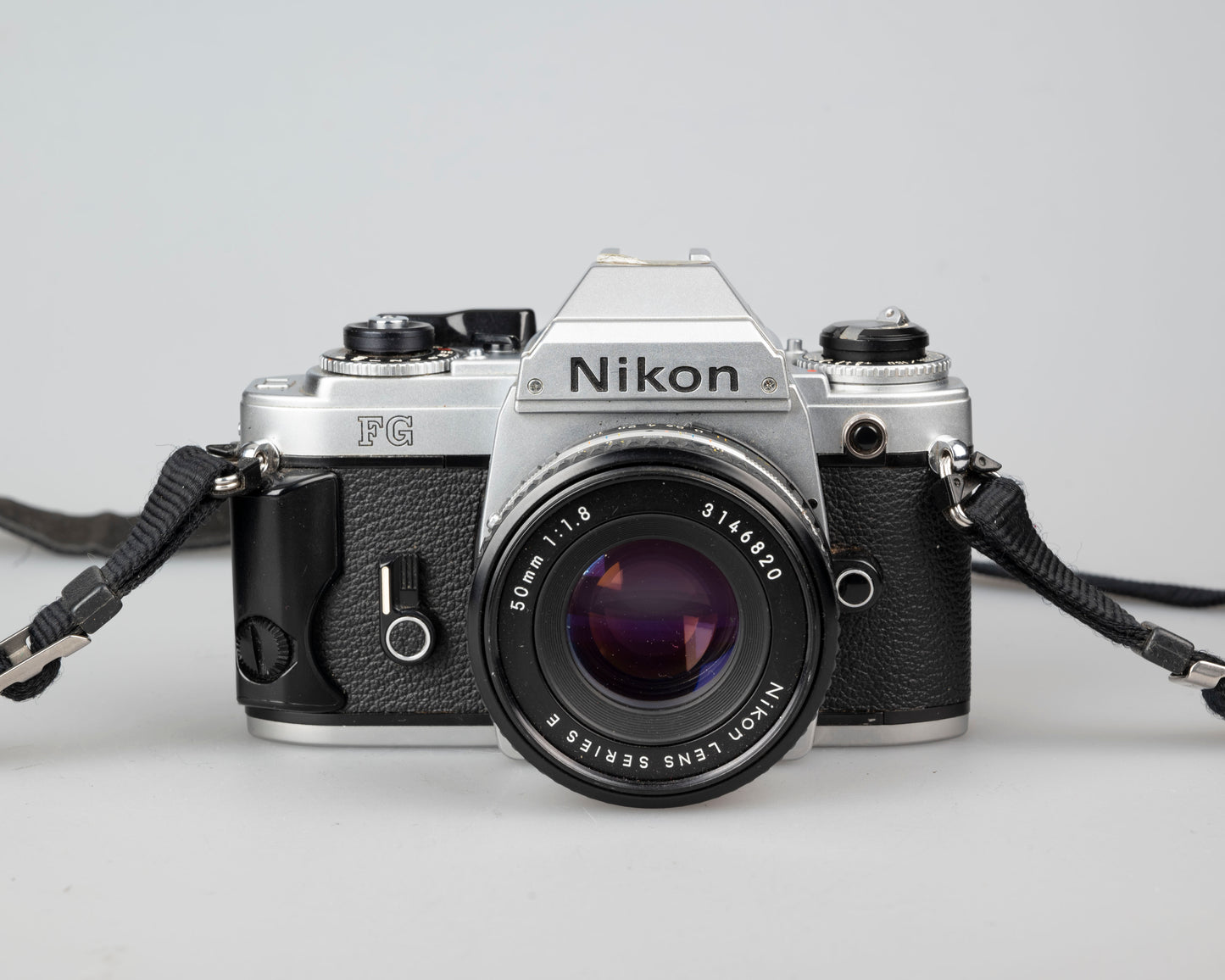 Appareil photo reflex Nikon FG 35 mm avec objectif 50 mm f1.8 et étui toujours prêt