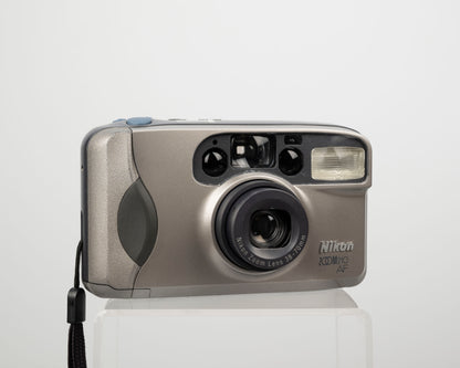 Appareil photo Nikon Zoom 210AF 35 mm avec étui (série 5082182)