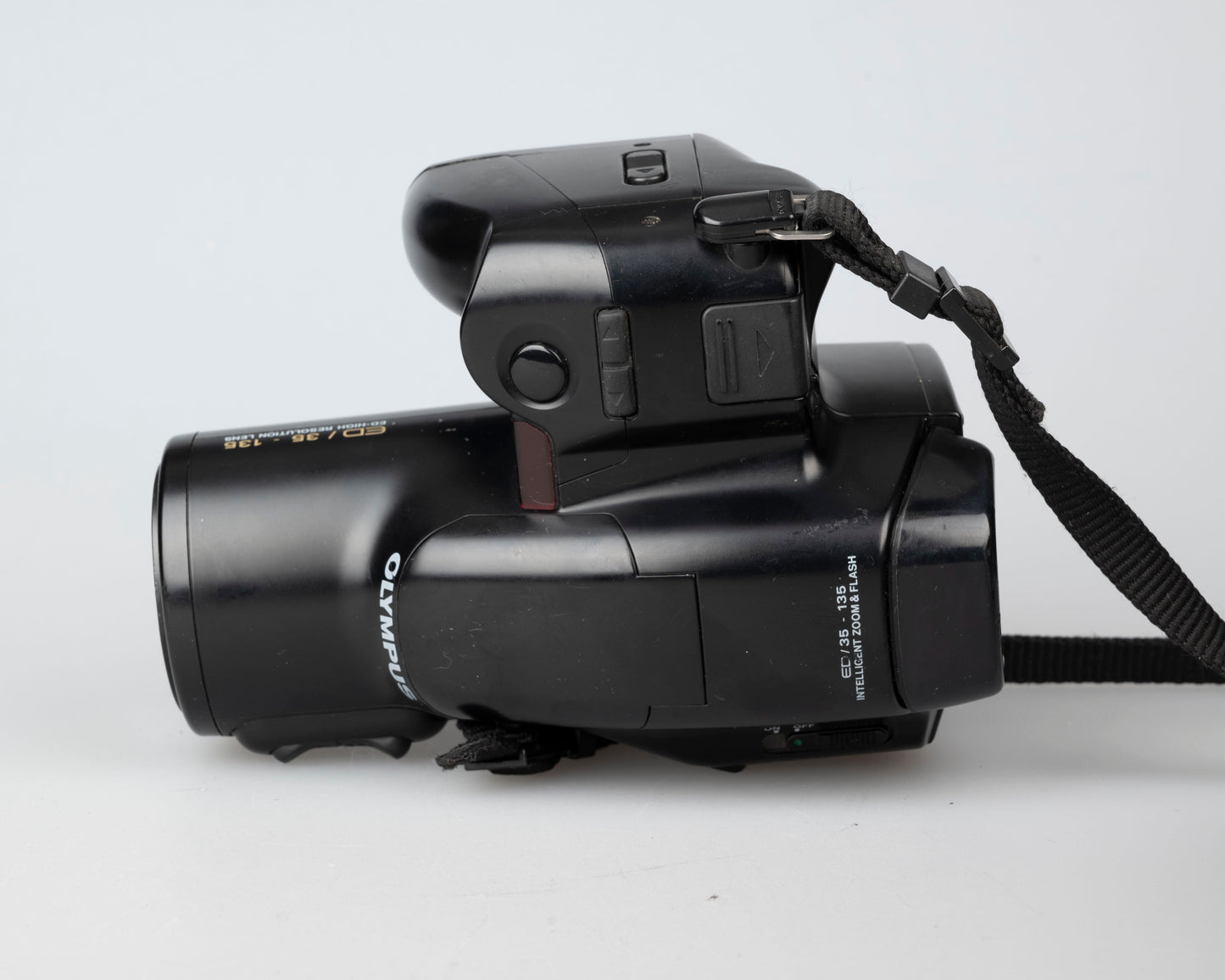 Olympus IS-2 'bridge' SLR 35 mm avec objectif 35-135 mm + convertisseurs 1,5x et 0,8x (série 1012390)