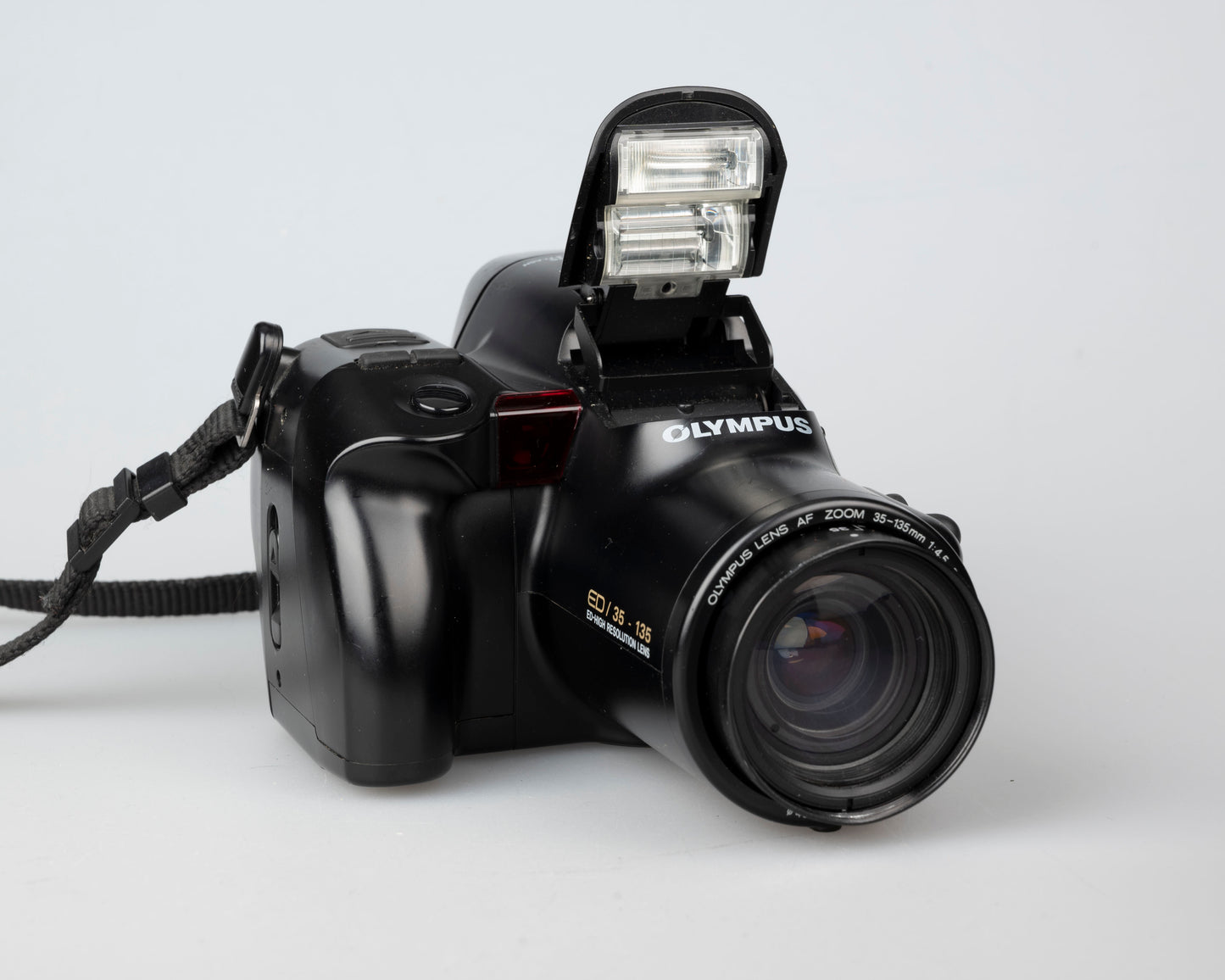 Olympus IS-2 'bridge' SLR 35 mm avec objectif 35-135 mm + convertisseurs 1,5x et 0,8x (série 1012390)
