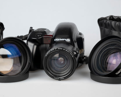 Olympus IS-2 'bridge' SLR 35 mm avec objectif 35-135 mm + convertisseurs 1,5x et 0,8x (série 1012390)