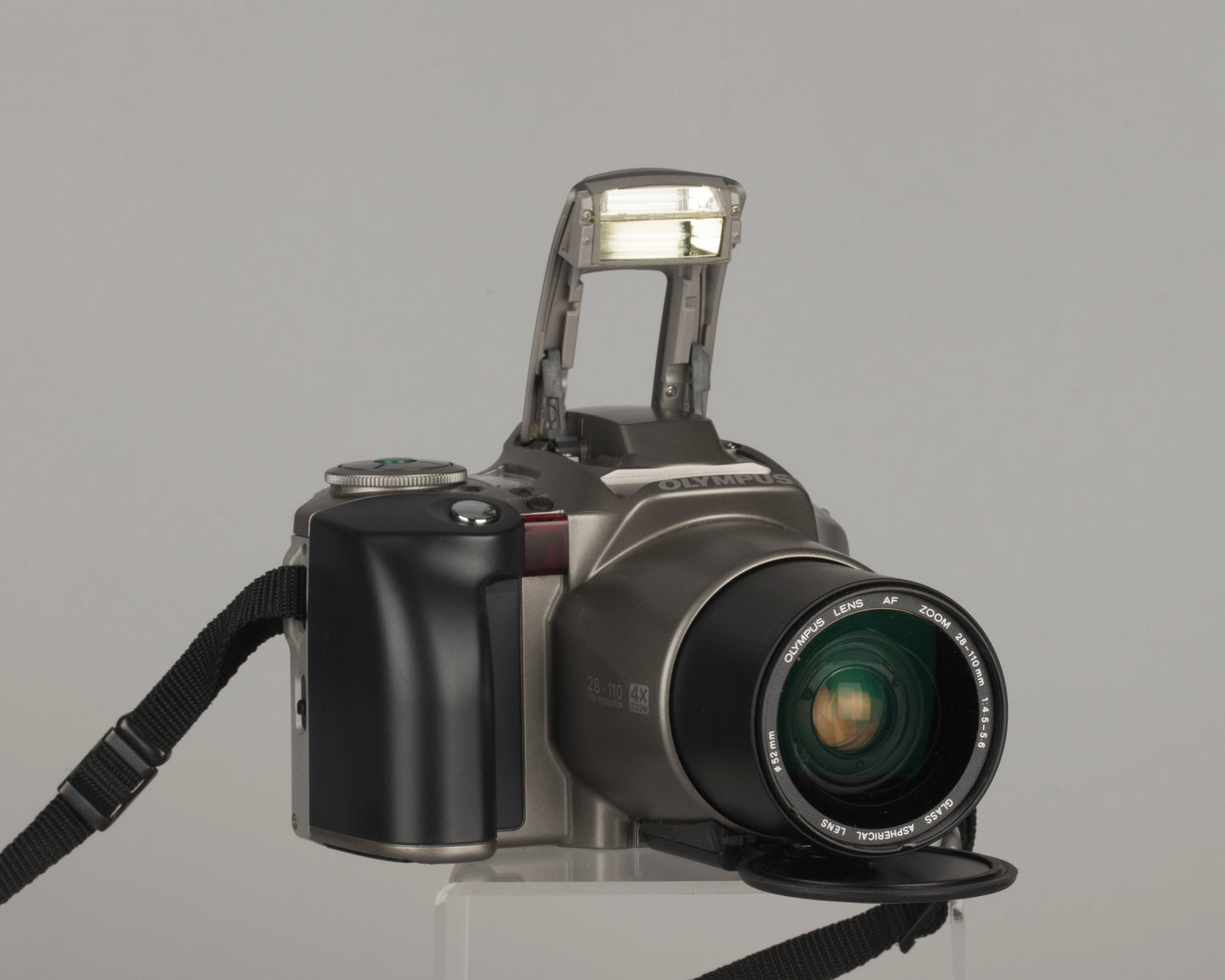 Olympus IS-300 'bridge' SLR 35 mm avec objectif 28-110