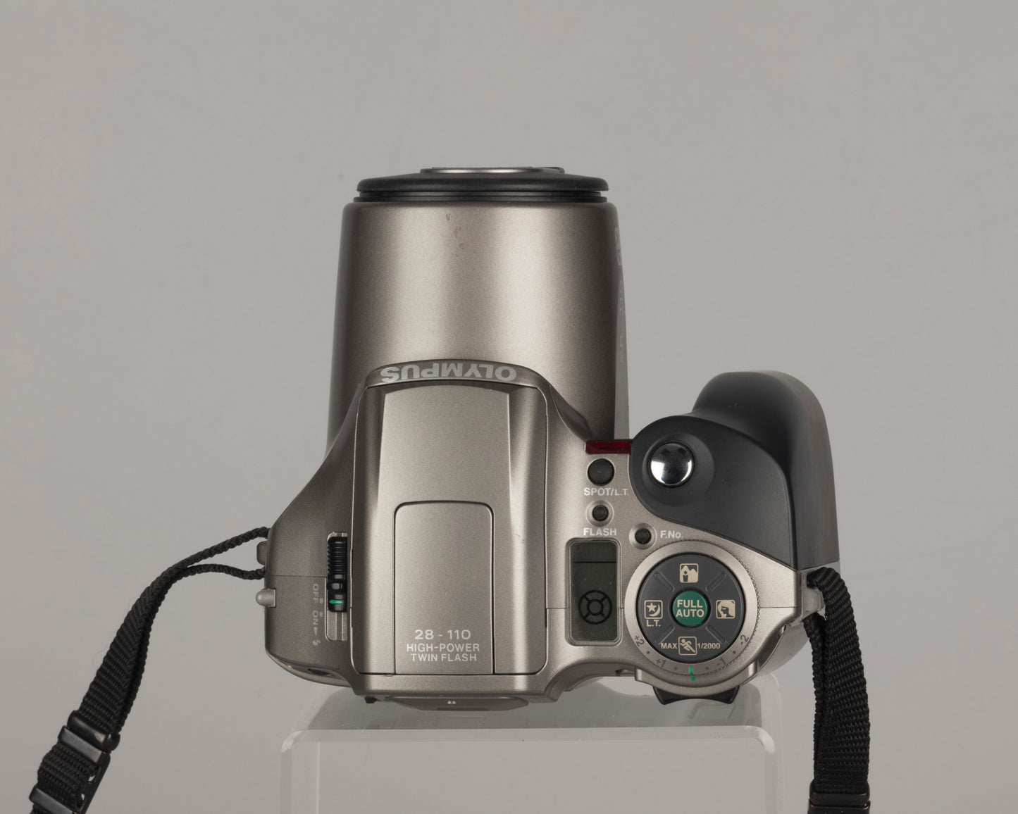 Olympus IS-300 'bridge' SLR 35 mm avec objectif 28-110