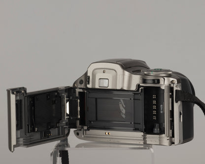Olympus IS-300 'bridge' SLR 35 mm avec objectif 28-110