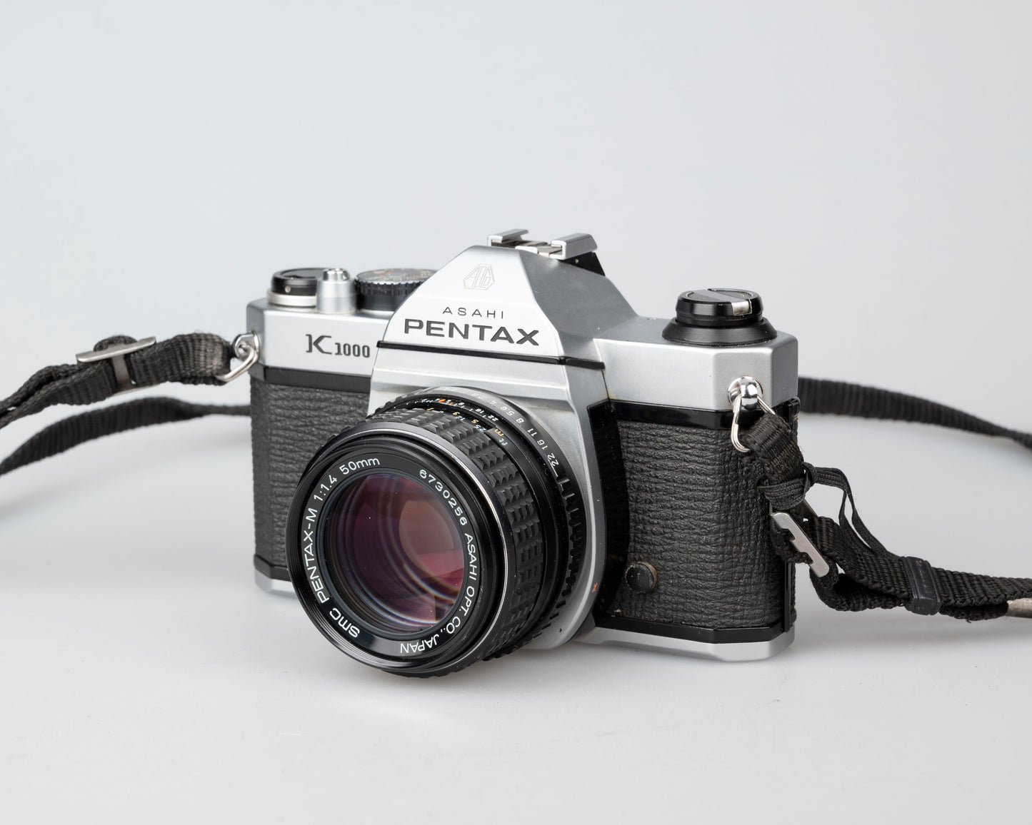 Pentax K1000 avec objectif SMC Pentax-M 50 mm F1.4 avec étui toujours prêt (série 8023813)