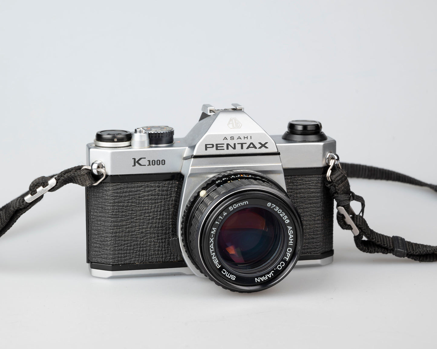 Pentax K1000 avec objectif SMC Pentax-M 50 mm F1.4 avec étui toujours prêt (série 8023813)