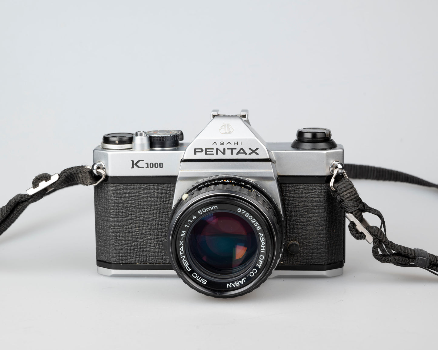 Pentax K1000 avec objectif SMC Pentax-M 50 mm F1.4 avec étui toujours prêt (série 8023813)
