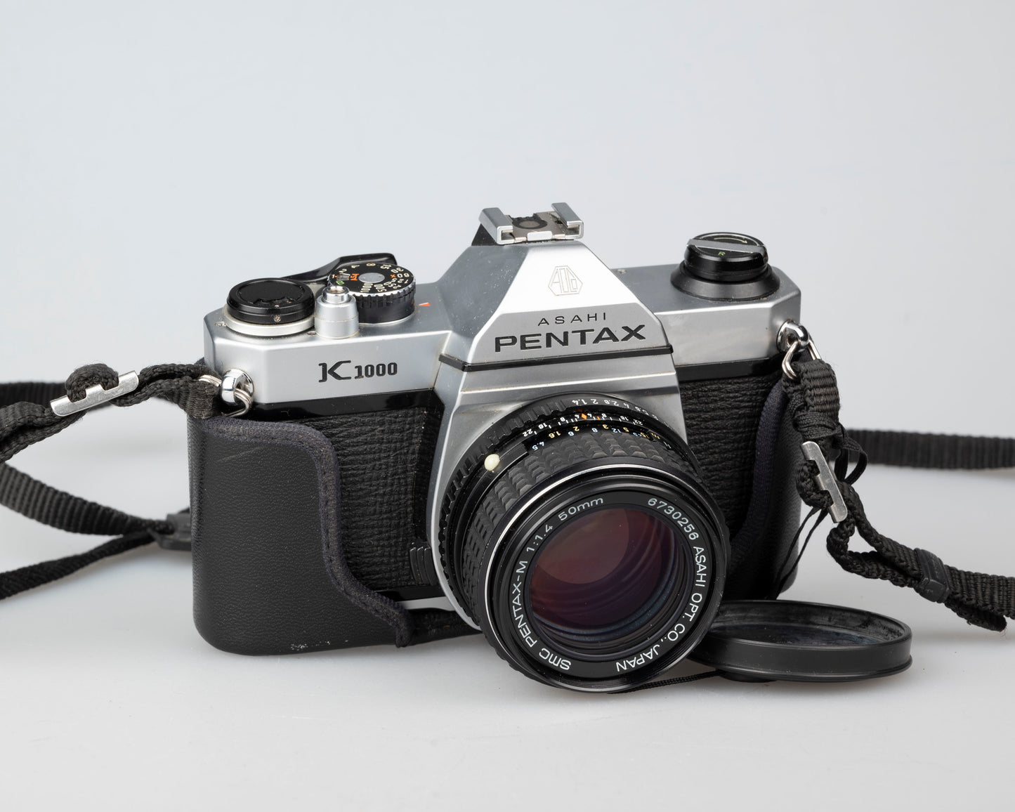 Pentax K1000 avec objectif SMC Pentax-M 50 mm F1.4 avec étui toujours prêt (série 8023813)