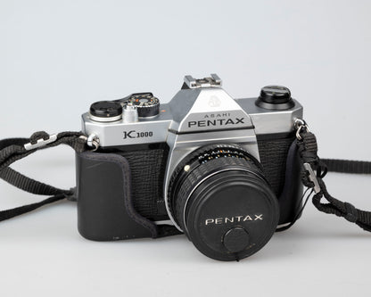 Pentax K1000 avec objectif SMC Pentax-M 50 mm F1.4 avec étui toujours prêt (série 8023813)