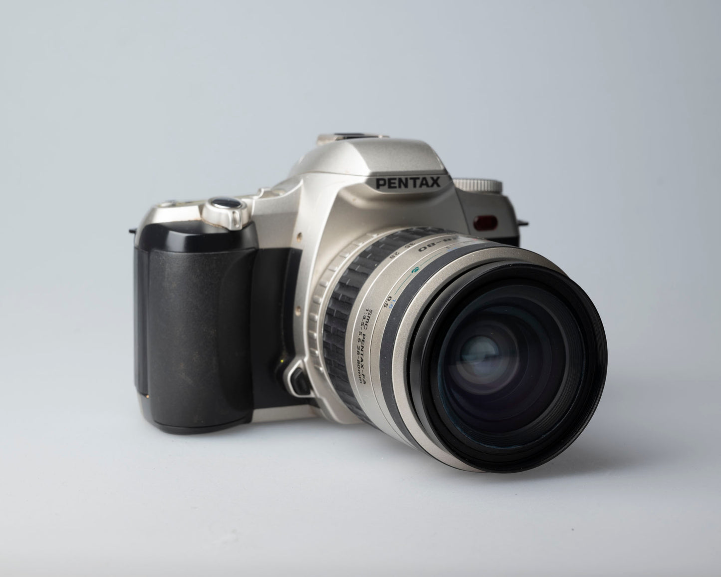 Pentax MZ-7 Reflex 35 mm avec objectif SMC Pentax-FA 28-80 mm