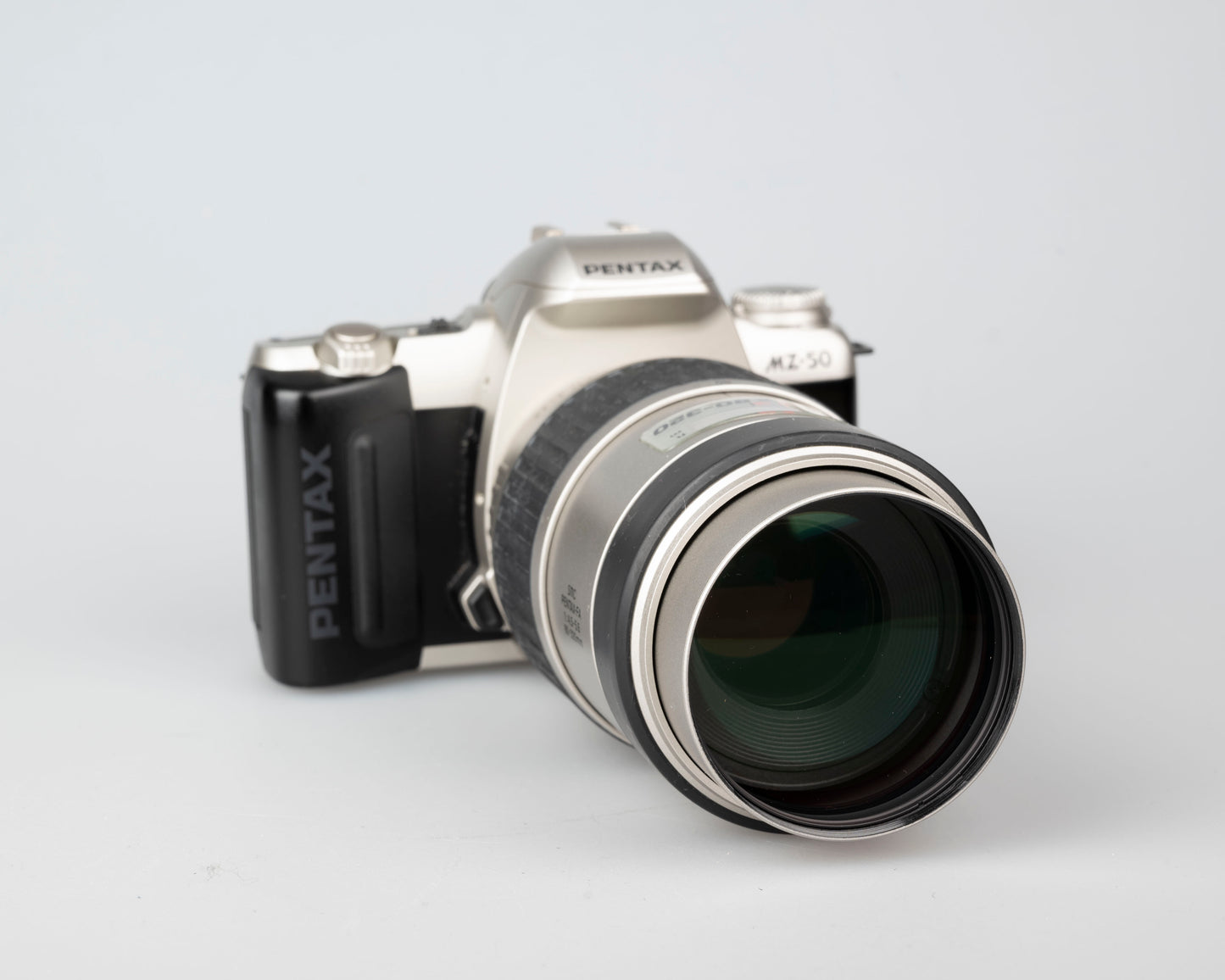 Pentax MZ-50 Reflex 35 mm avec objectif SMC Pentax FA 80-320 mm (série 7178033)