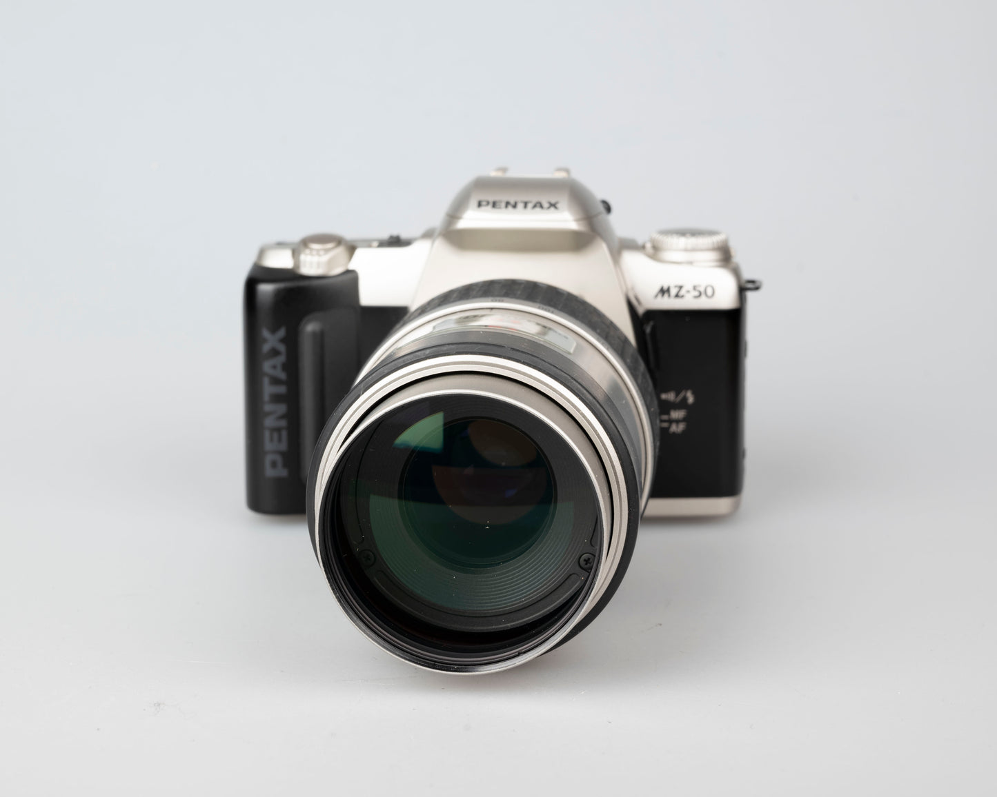 Pentax MZ-50 Reflex 35 mm avec objectif SMC Pentax FA 80-320 mm (série 7178033)