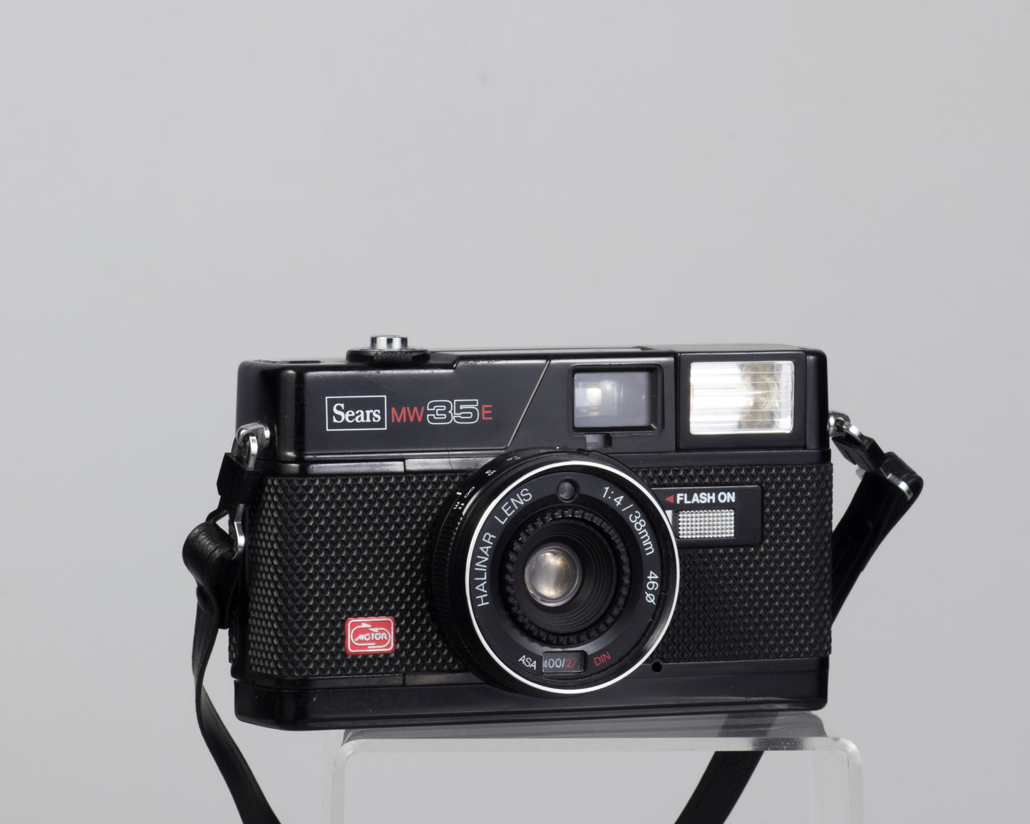 The Sears (Halina) MW35E is a simple zone focus 35mm camera.