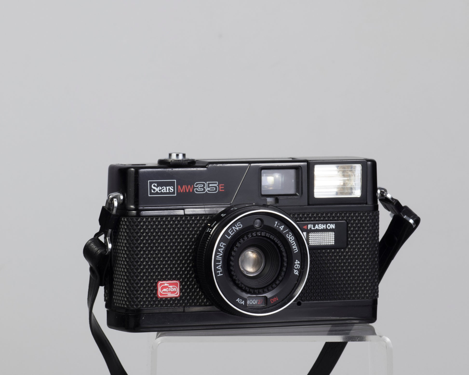 The Sears (Halina) MW35E is a simple zone focus 35mm camera.